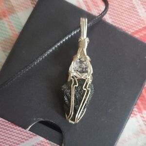 Elegant Wire-Wrapped Pendant Necklace